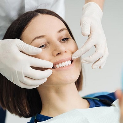 كم تبلغ تكلفة تجميل اللثة في دبي